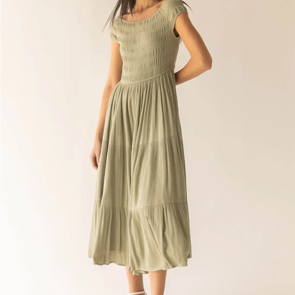 OAK + FORT Off the Shoulder Crinkled Midi Tiered Dress in Green Size Small